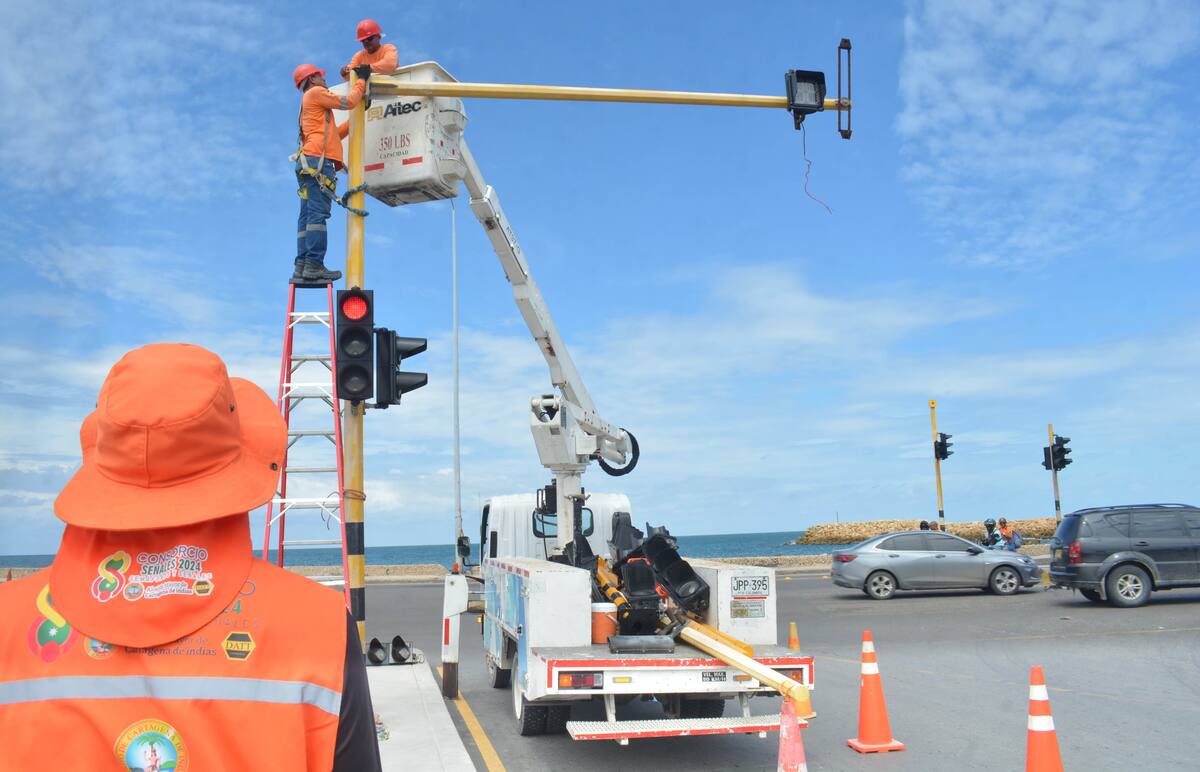 Técnicos del Datt realizan mantenimiento preventivo en intersecciones con alta carga vehicular.