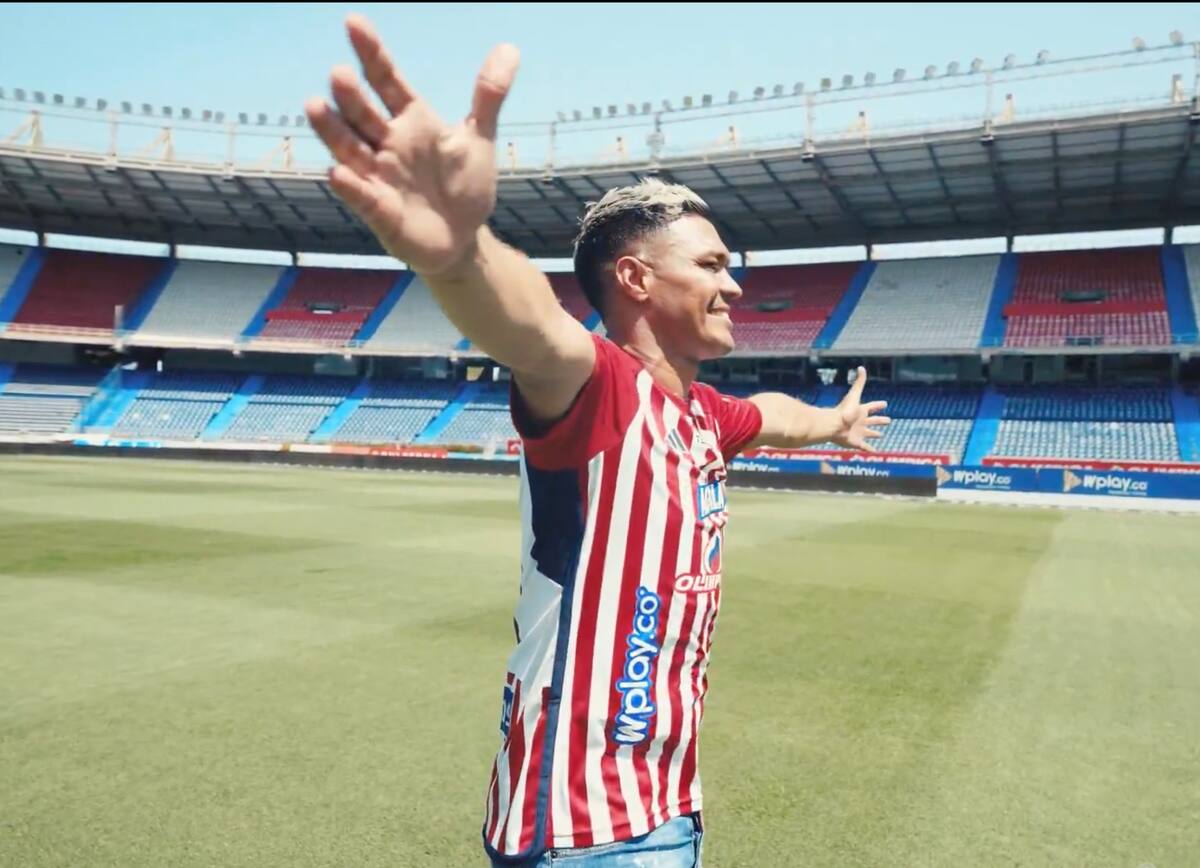 Teófilo Gutiérrez, luego de recibir la camiseta de manos de su madre en el Estadio Metropolitano.//Cortesía.