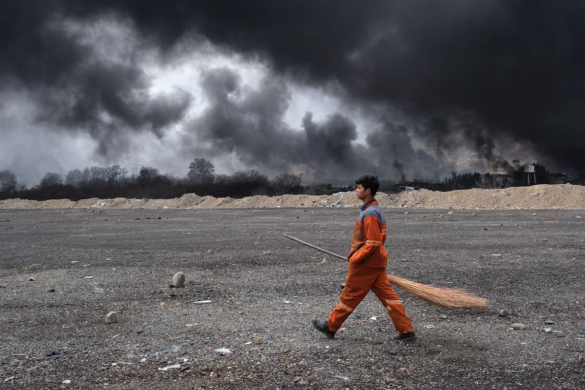 Irán despierta entre nubes tóxicas tras bombardeos israelíes a refinerías