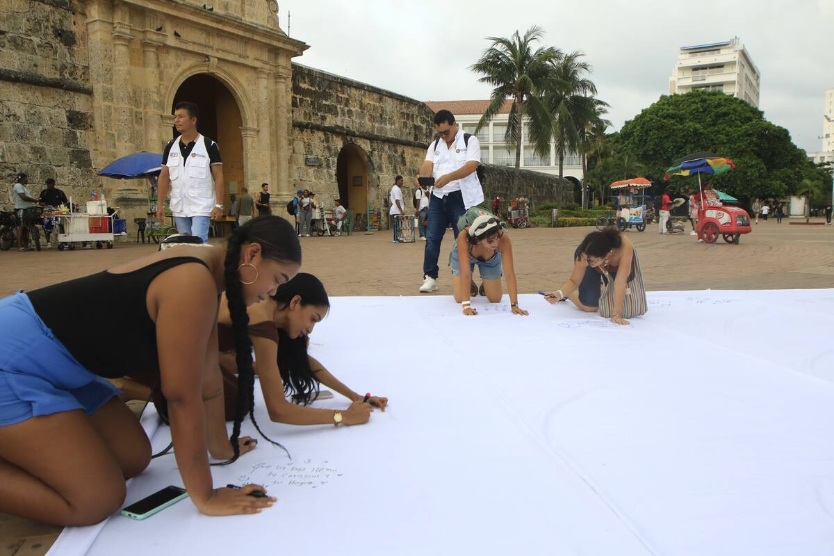 Lanzamiento de la ‘Telatón por la Paz’ frente a la Torre del Reloj