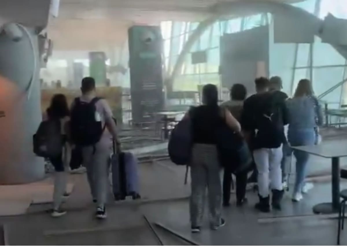 Daños en el aeropuerto de Pereira en Colombia tras terremoto de magnitud 7,4 la mañana del lunes. //Pantallazo de video difundido en la red social X.