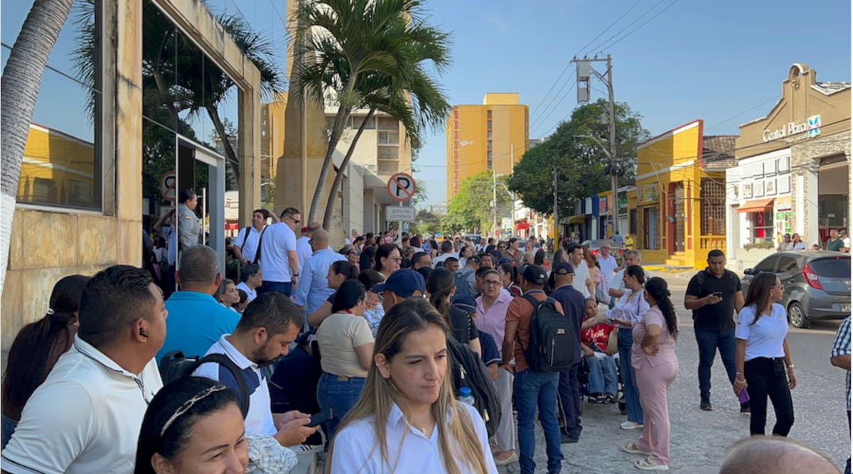 Funcionarios de la Gobernación del Atlántico salieron a la calle tras sentir el sismo que se registró la mañana de este lunes 10 de agosto en el departamento del Chocó y que se sintió en gran parte de Colombia.//Cortesía Gobernación del Atlántico.