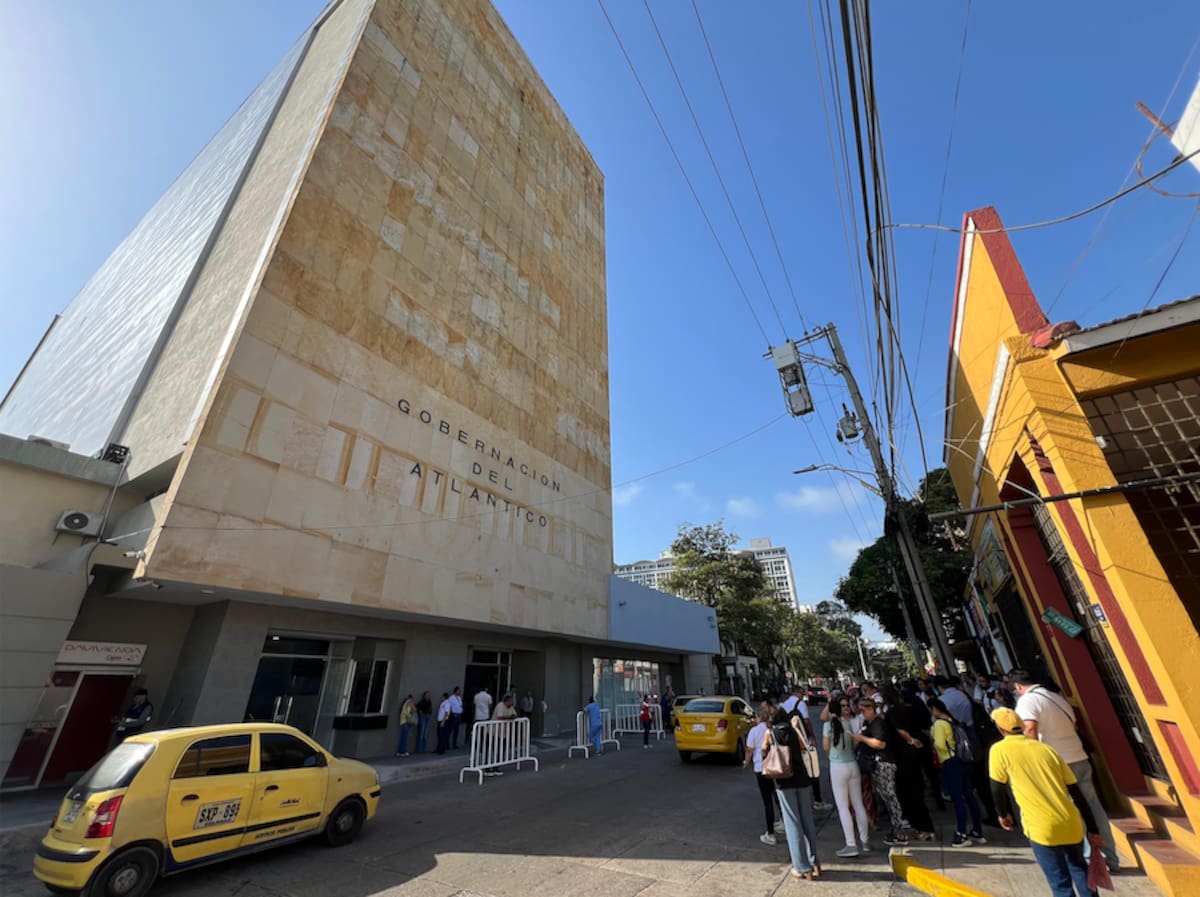 Personal que labora en la Gobernación del Atlántico tras ser evacuados del edificio luego de que se sintiera el sismo registrado la mañana de este lunes 10 de agosto en Colombia.//Cortesía Gobernación del Atlántico.