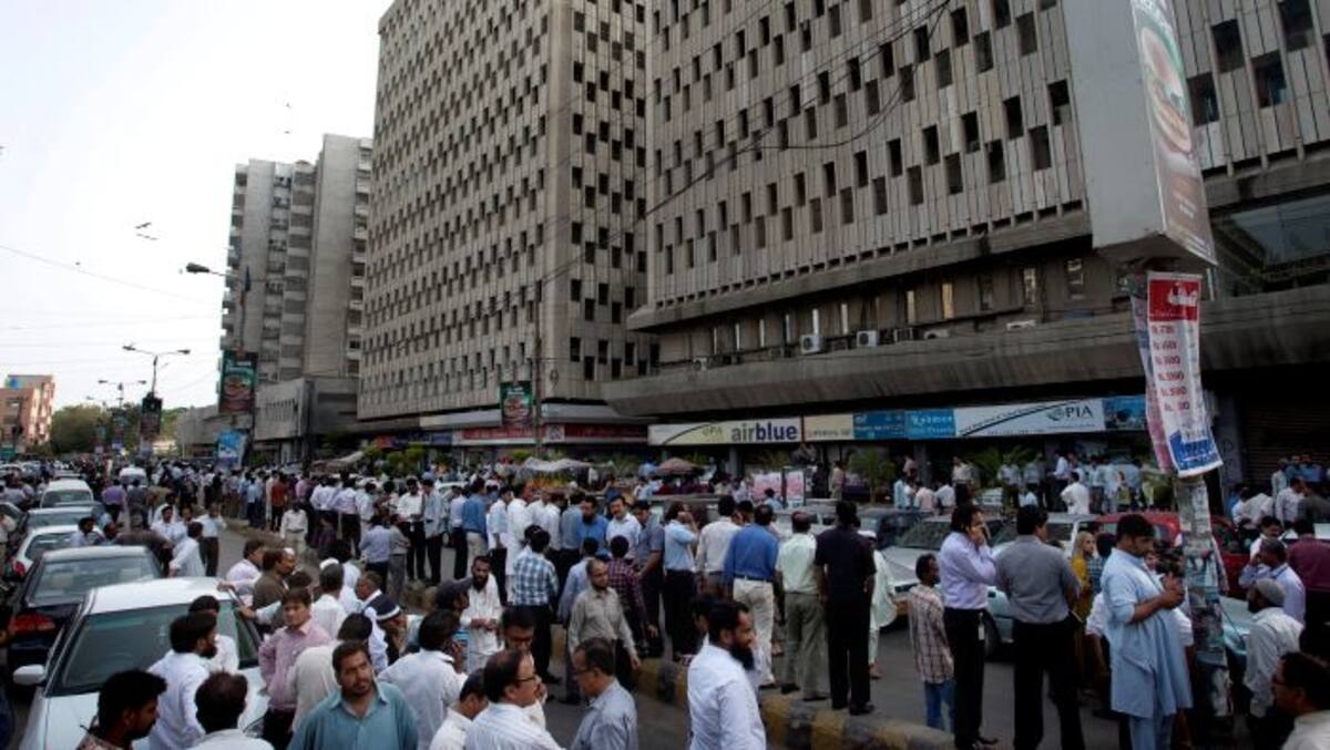 Las autoridades mandaron cinco equipos de salvamento a las ciudades de Saraván y Jash para evaluar los daños. AP Shakil Adil