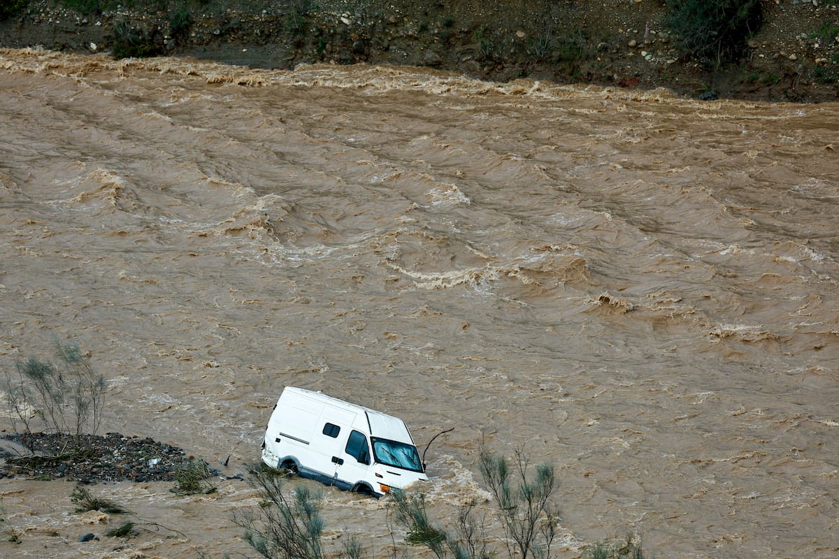 Una furgoneta es arrastrada por el río Campanillas a su paso por Almogía, en la estación de Gobernantes. //EFE