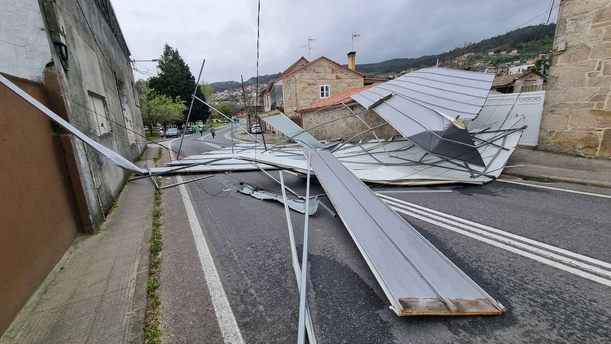 Fotografía de tejados arrancados como consecuencia del temporal Martinho este jueves, en la comarca de El Morrazo en la Provincia de Pontevedra. //EFE