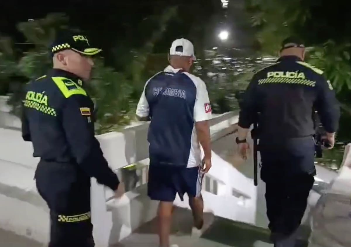 Momentos en que la Policía escolta al hincha de Junior, conocido como 'Cinco Pesos', quien tenía prohibido entrar al Estadio Metropolitano por agredir a una mujer durante un partido de fútbol.//Cortesía.