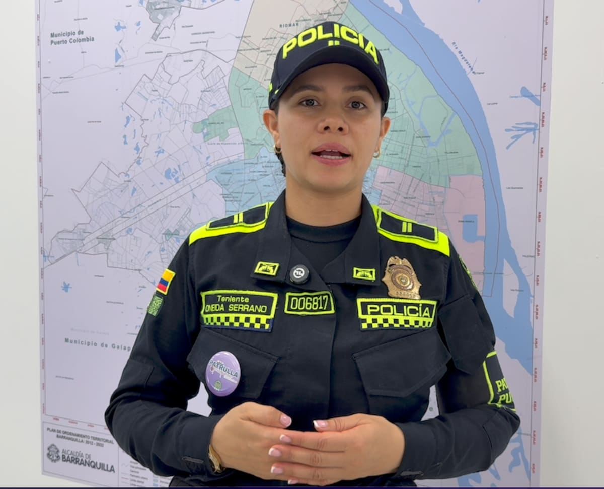 La teniente Oneida Serrana, de la Patrulla Púrpura de la Policía Metropolitana, en coordinación de las oficinas de Mujer Equidad y Género y Seguridad y Convivencia Ciudadana de la Alcaldía de Barranquilla, avanza en la prevención de la violencia de género.//Cortesía Alcaldía de Barranquilla.