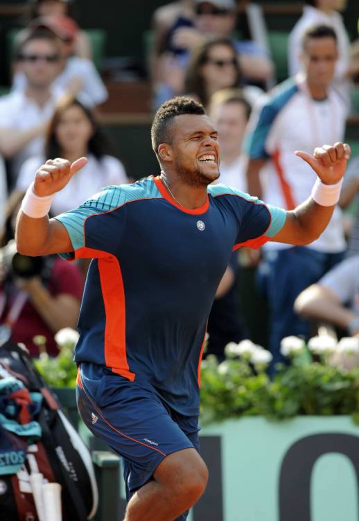 Jo-Wilfried Tsonga festeja al avanzar este domingo en el Roland Garros. AFP