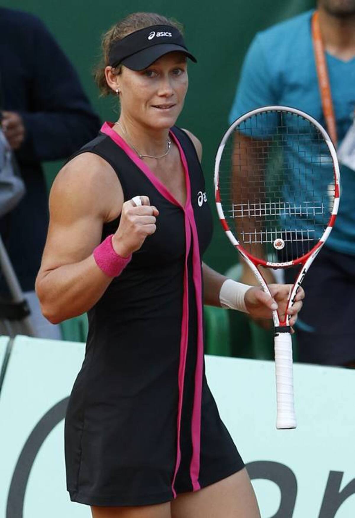 Samantha Stosur avanzó a las semifinales del Roland Garros al derrotar este martes 6-4, 6-1, a la eslovaca Dominika Cibulkova. AFP