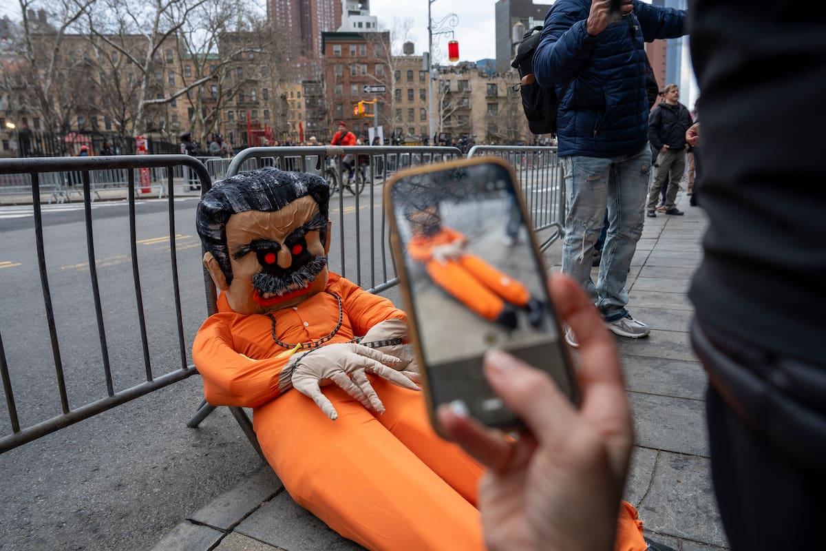 Una persona toma una fotografía a un muñeco alusivo al depuesto presidente de Venezuela, Nicolás Maduro, durante una manifestación este jueves, frente a corte federal de Nueva York (EE.UU.). EFE/ Ángel Colmenares