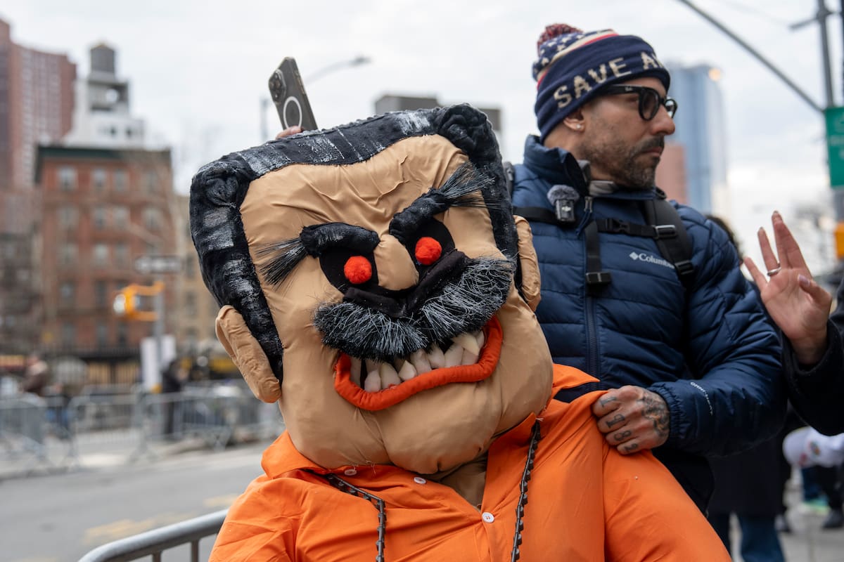 Una persona sostiene un muñeco alusivo al depuesto presidente de Venezuela, Nicolás Maduro, durante una manifestación este jueves, frente a la corte federal de Nueva York (EE.UU.). EFE/ Ángel Colmenares