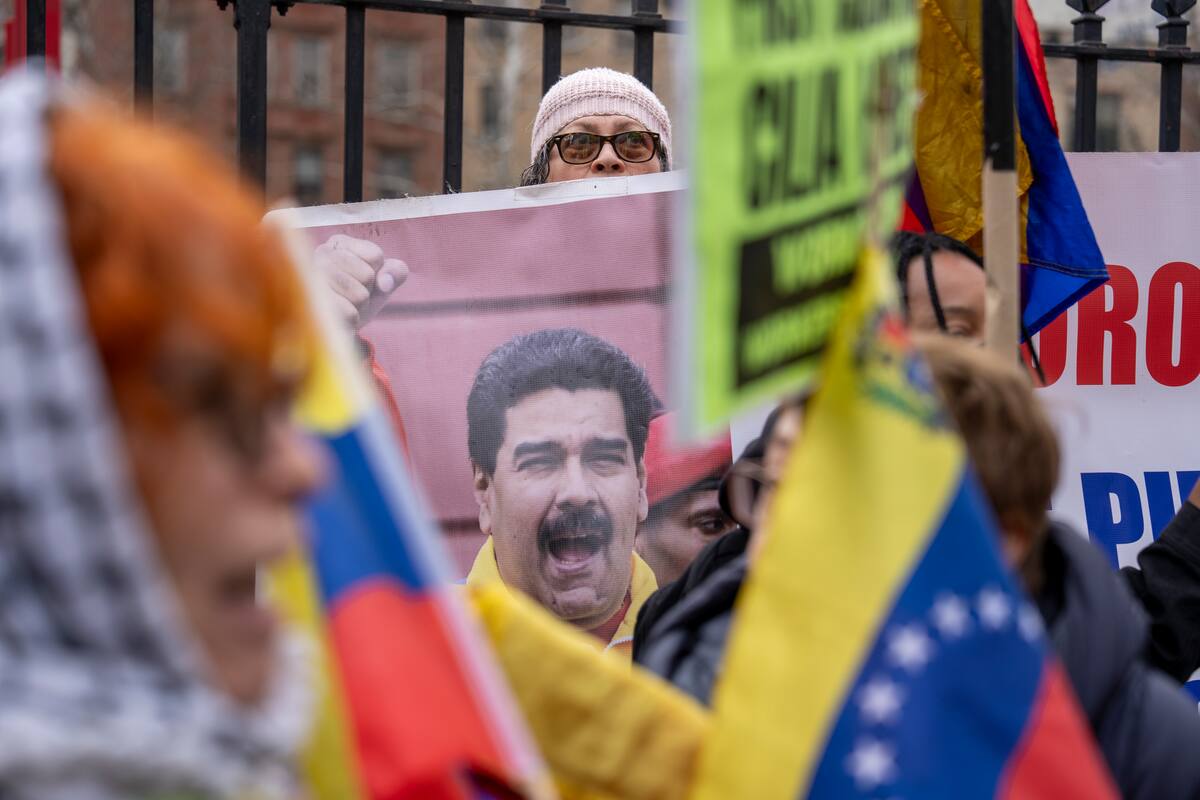 Una persona sostiene una fotografía del expresidente de Venezuela, Nicolás Maduro, durante una manifestación este jueves, frente a corte federal de Nueva York (EE.UU.). EFE/ Ángel Colmenares