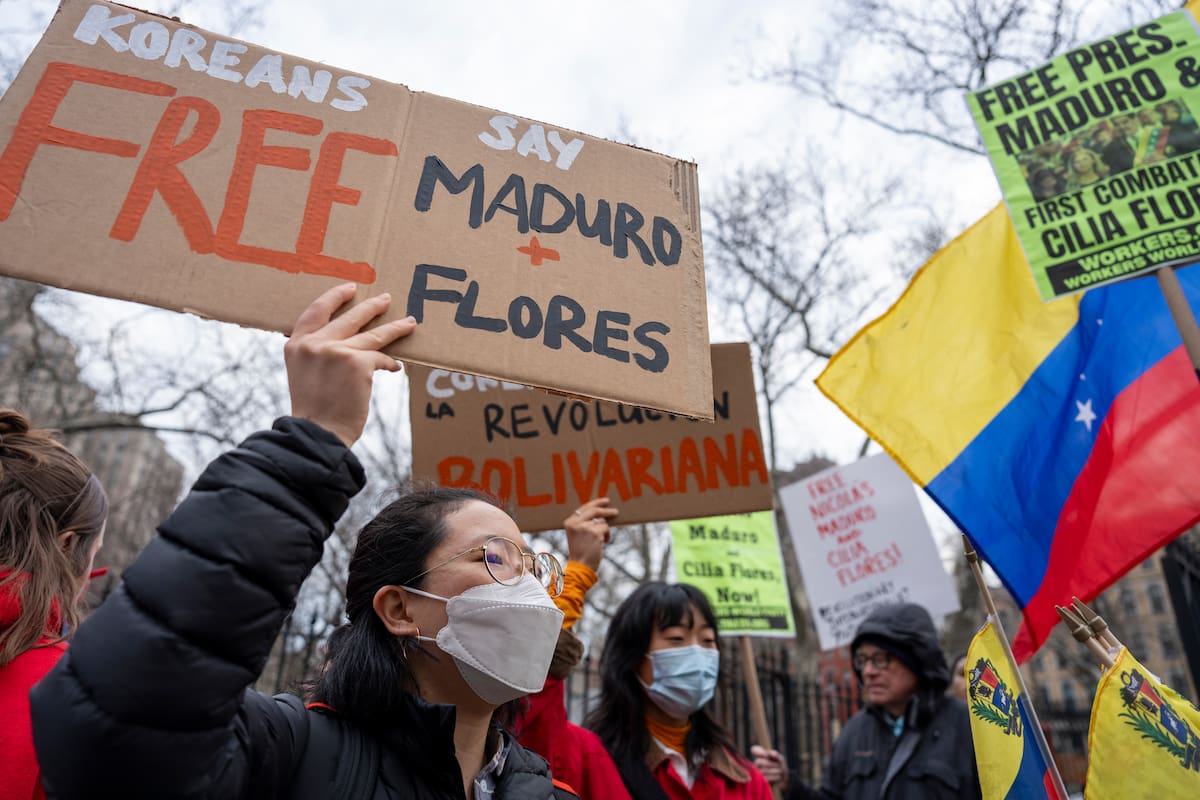 Personas sostienen carteles durante una manifestación este jueves, frente a corte federal de Nueva York (EE.UU.). EFE/ Ángel Colmenares