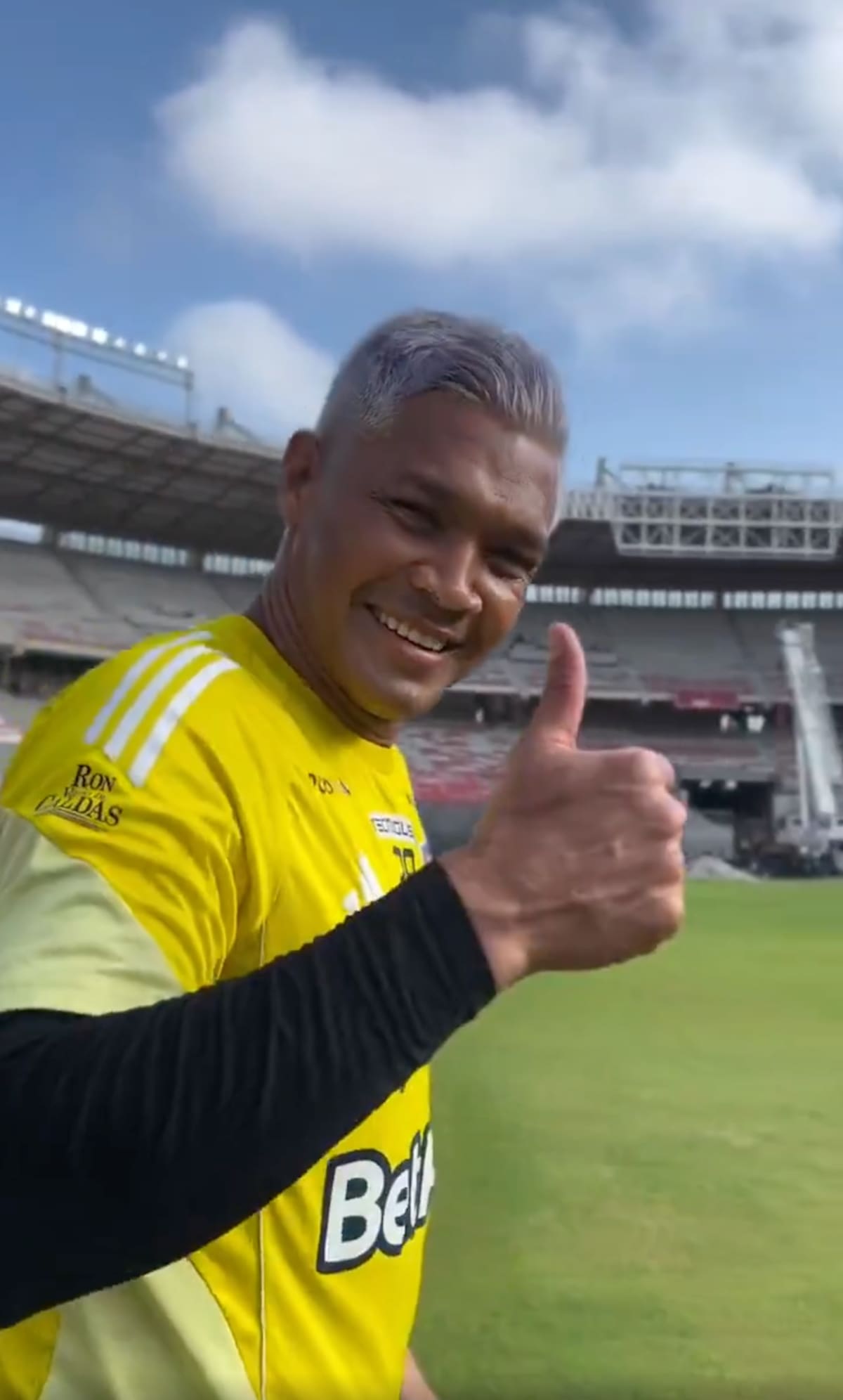 Teófilo Gutiérrez entrenó este jueves en la nueva grama que se ha sembrado en el Estadio Metropolitano Roberto Meléndez.//Captura de Pantalla.