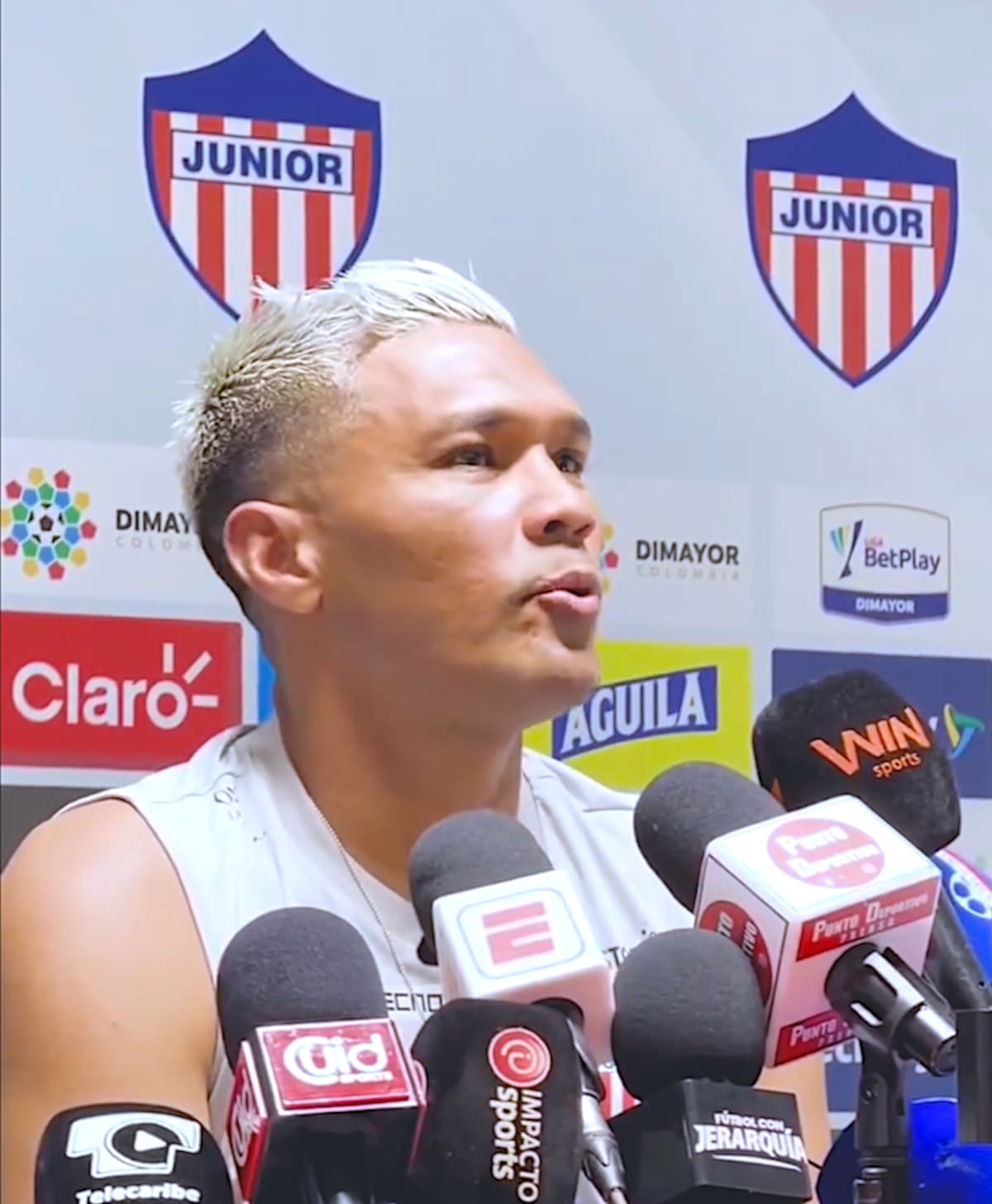 Teófilo Gutiérrez, en la rueda de prensa de este miércoles en la sede deportiva de Junior de Barranquilla.//Cortesía Red de Cooperantes.