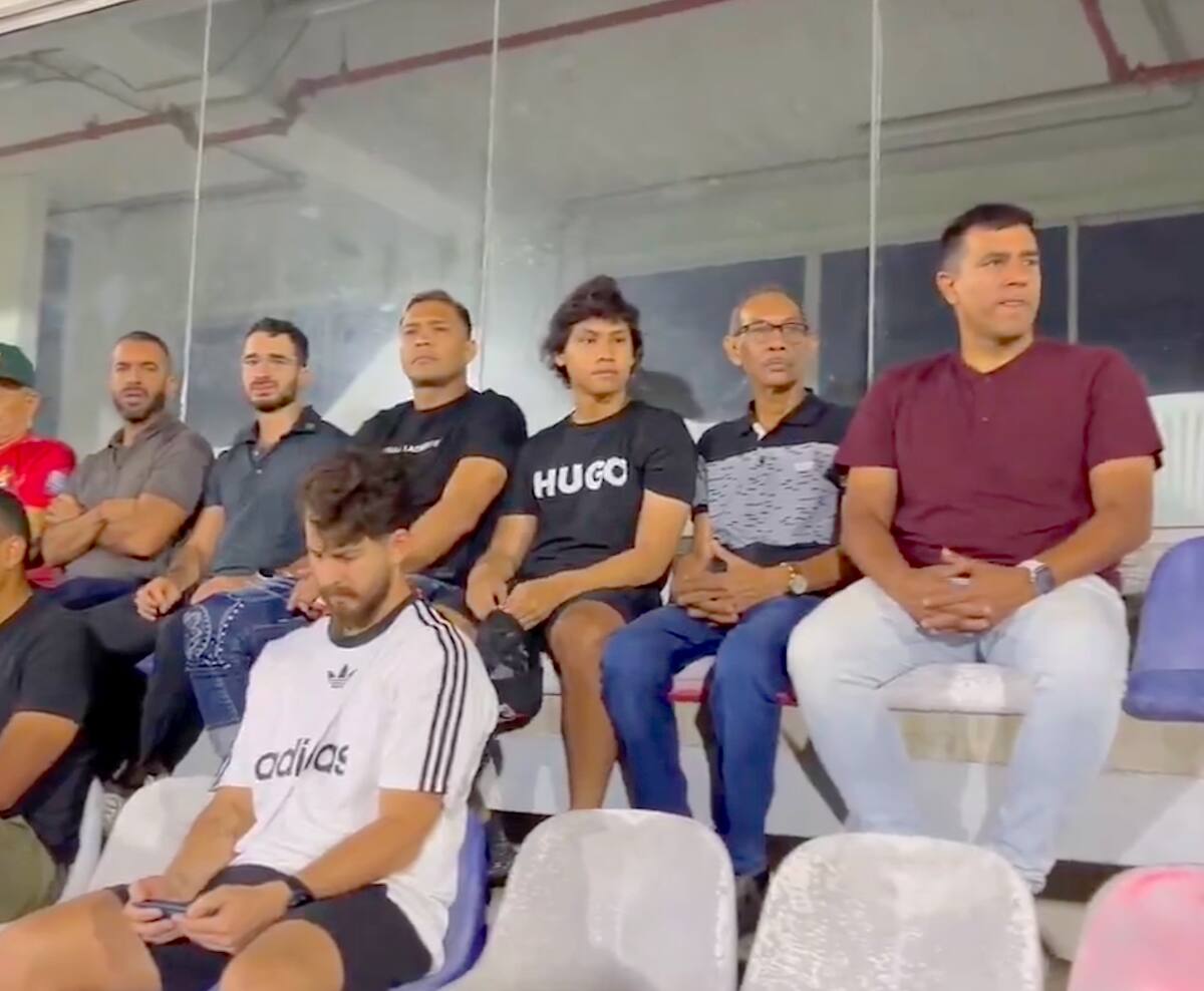 Téofilo Gutiérrez fue captado viendo este lunes el partido del Barranquilla en el Romelio Martínez junto al técnico de Junior César Farias y miembros de la familia Char.//Cortesía.