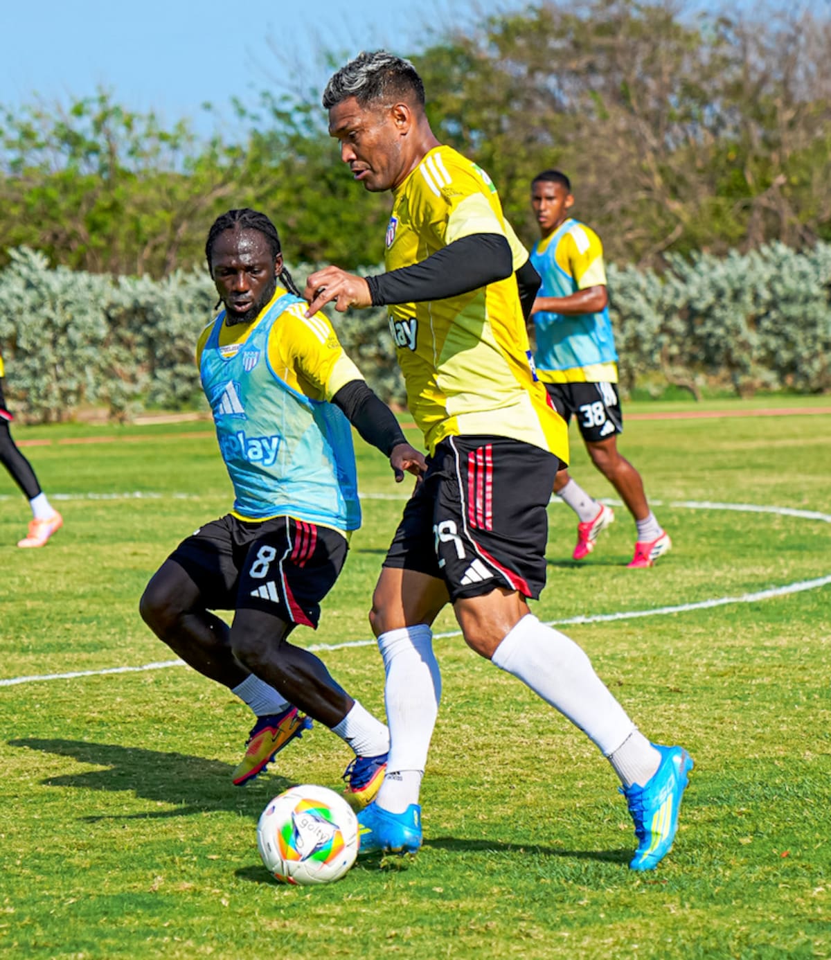 Teófilo Gutiérrez y Yimmi Chará en uno de los entrenamientos de Junior en la sede deportiva Adelita de Char.//Cortesía @JuniorClubSA.