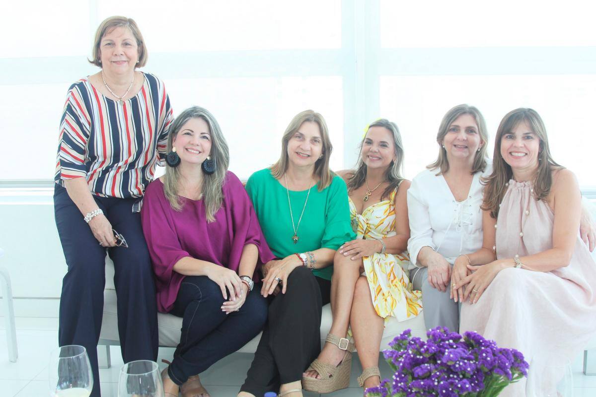 Teresita de Vivero Amador, Cecilia Amador, Sonia de Vivero Amador, Gloria de Vivero Amador, Elsa María Pérez Amador y María Nelly de Vivero Amador.