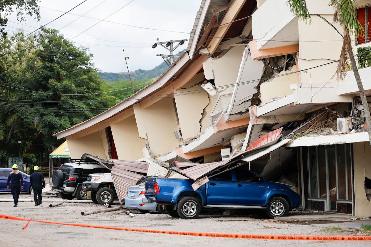 Socorristas caminan frente a una edificación afectada por el terremoto de magnitud 7,7 que sacudió el sureste de Panamá, con una profundidad de 10 kilómetros y generó daños en varios edificios y carreteras cercanas a la localidad de Tonosí, epicentro del temblor, en Penonomé (Panamá). // Foto: EFE/ Bienvenido Velasco.