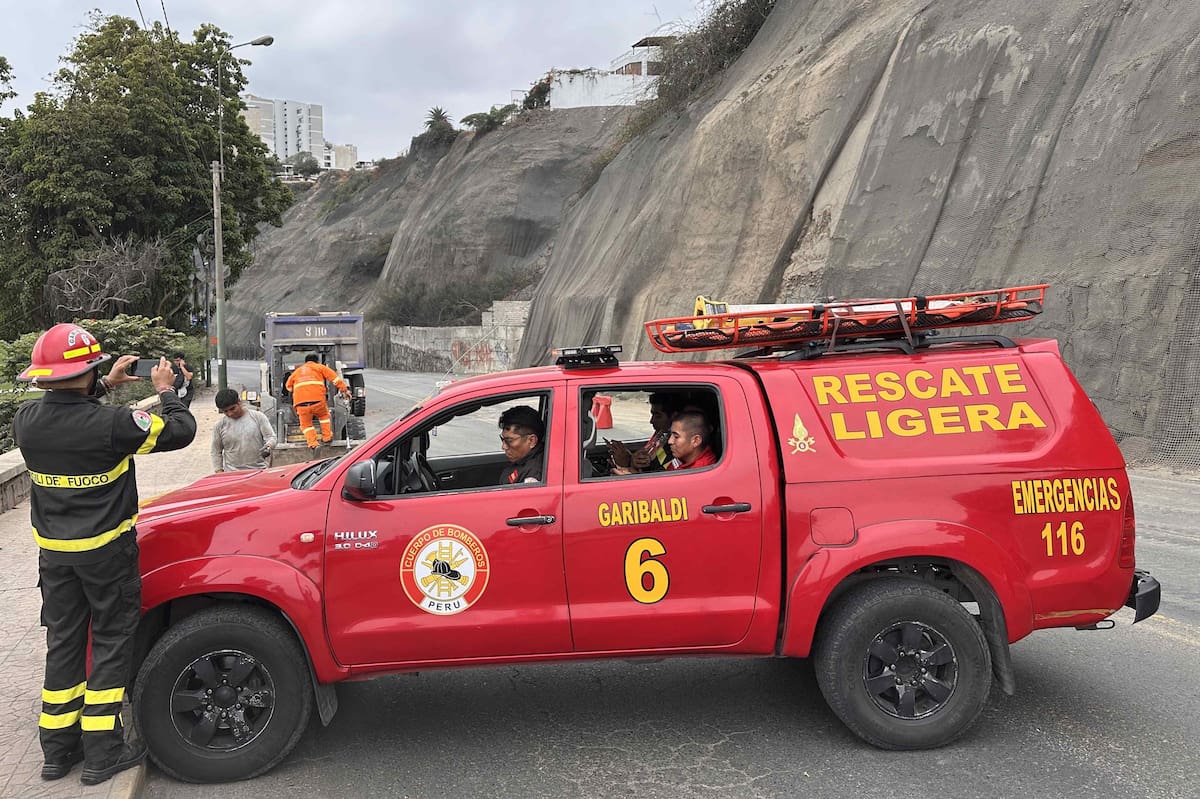 AME6353. LIMA (PERÚ), 15/06/2025.- Integrantes de equipos de rescate cierran la avenida Costa Verde por derrumbes en el acantilado, producto del sismo ocurrido este domingo, en Lima (Perú). Un terremoto de magnitud 6.1 remeció la ciudad de Lima y la vecina Callao causando zozobra en la población, especialmente en los edificios altos, aunque sin reportes oficiales de daños personales y materiales. EFE/Mikhail Huacán