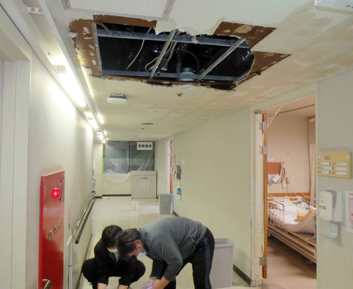 Personas limpiando el techo de un hospital que resultó afectado en el terremoto. //EFE-JIJI PRESS JAPAN.