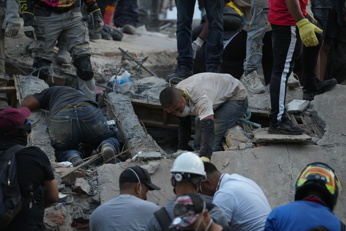 Personas trabajan en labores de rescate en una edificación colapsada por el terremoto de magnitud 7,4 que sacudió al país este lunes, en Cali (Colombia). // Foto: EFE/ Ernesto Guzmán Jr.