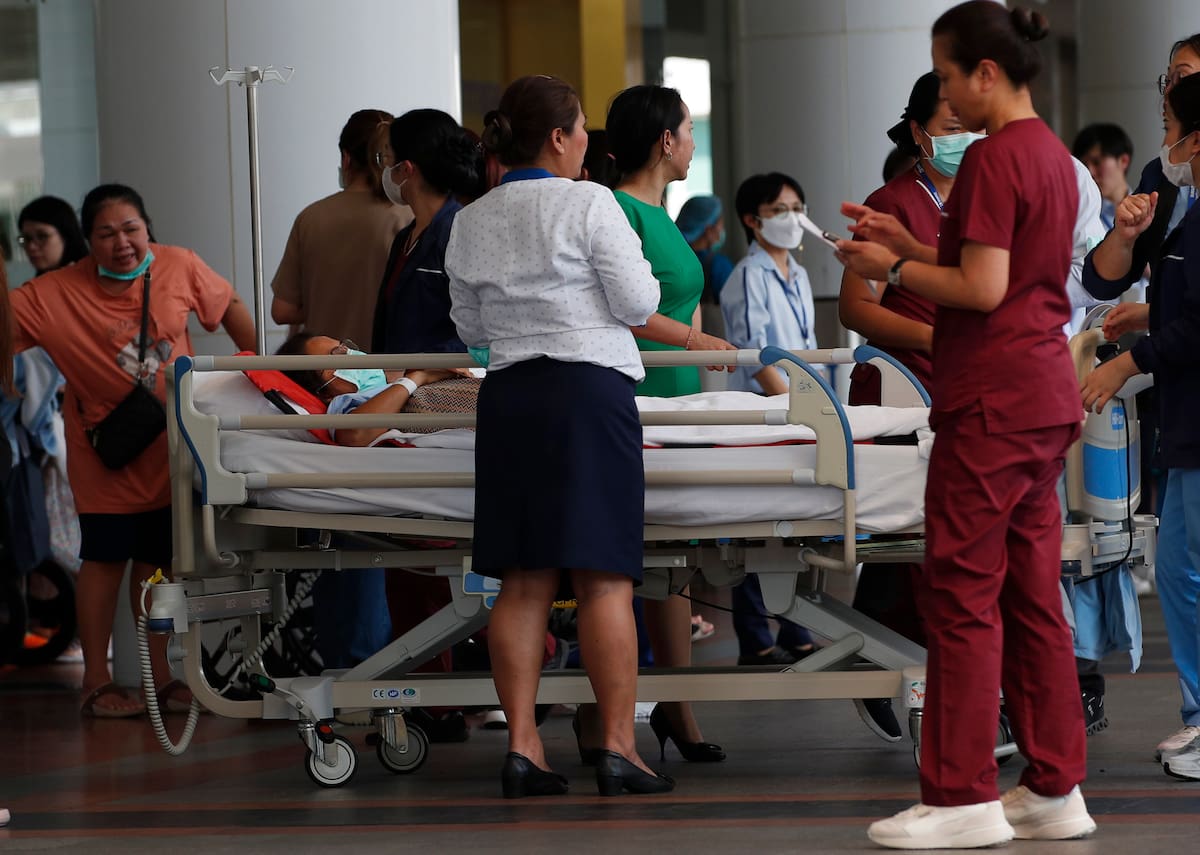 Personas se refugian y son atendidas por equipos médicos en Birmania tras el potente terremoto. //EFE
