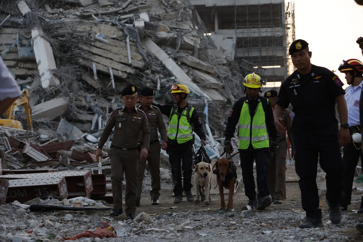 Equipos de rescate buscan sobreviviente en Birmania tras el fuerte terremoto. //EFE