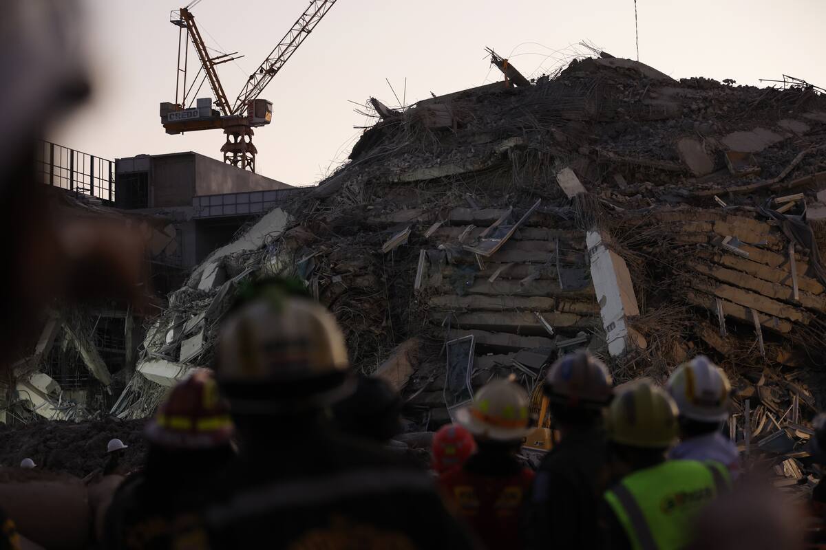 Los equipos de rescate buscan supervivientes en el lugar del derrumbe de un edificio tras un terremoto en Bangkok, Tailandia. //EFE