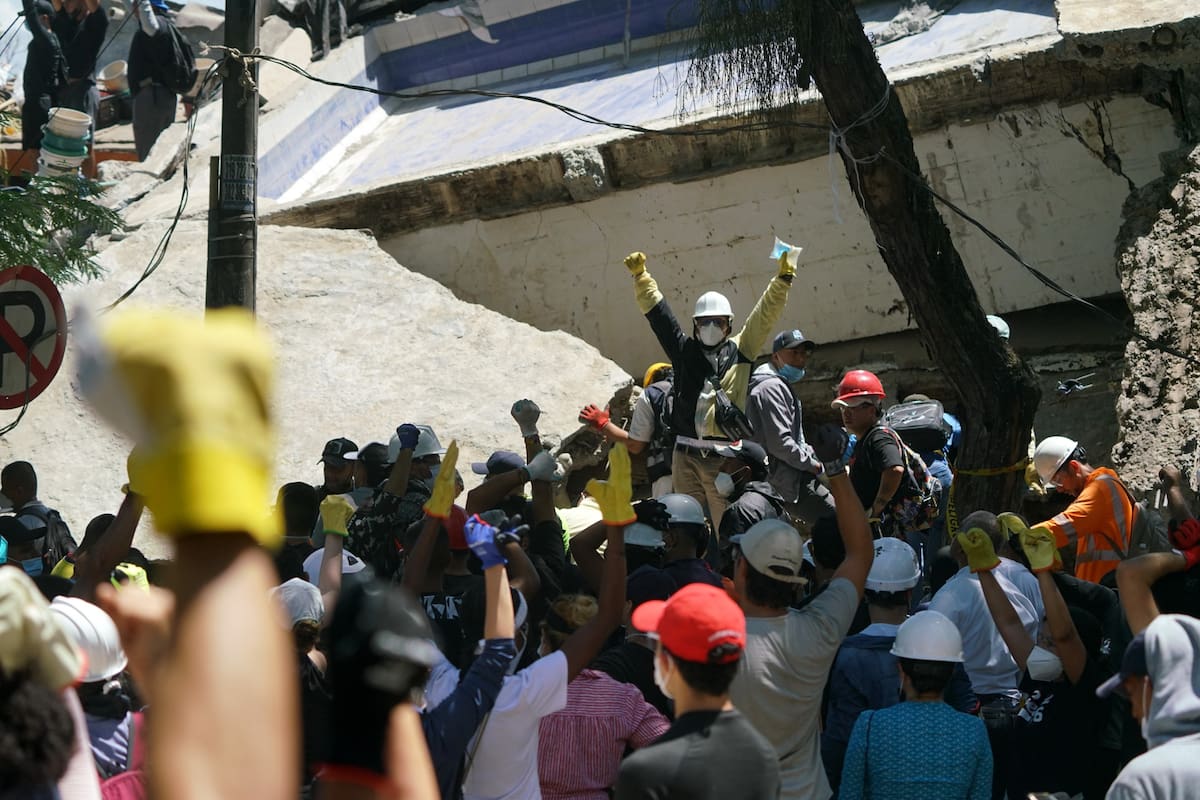 Rescate en edificio en Cali, luego del terremoto. // Foto: Jorge Orozco/El País/Colprensa.
