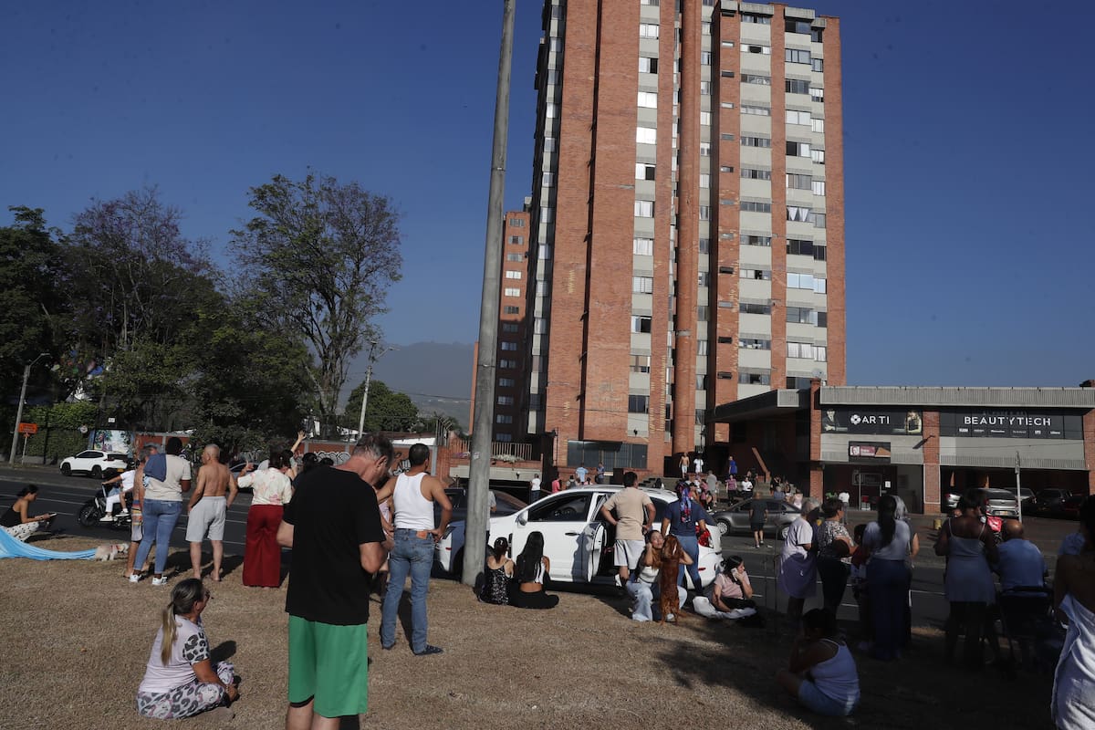 Personas evacuan edificios tras un fuerte temblor en Cali (Colombia). //Foto, EFE: Ernesto Guzmán