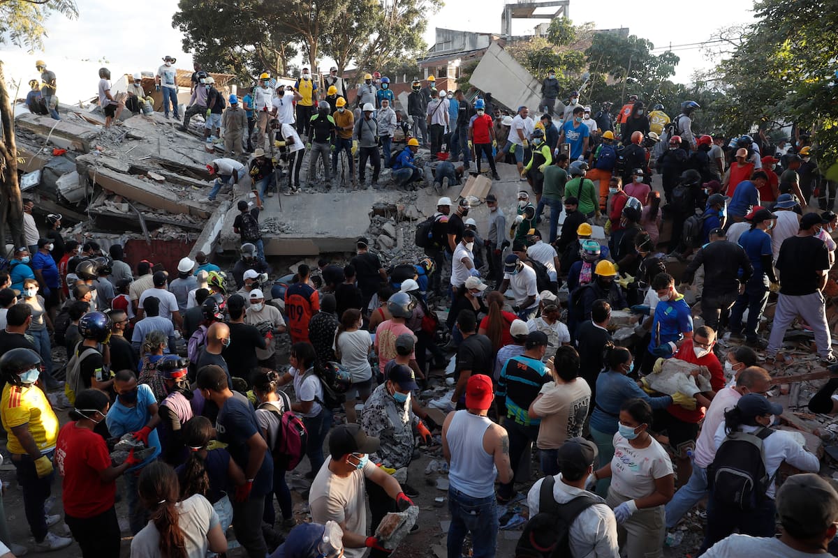 Búsqueda de sobrevivientes en Cali tras fuerte terremoto que sacudió varias ciudades y municipios de Colombia. // Foto: EFE/ Ernesto Guzmán Jr.