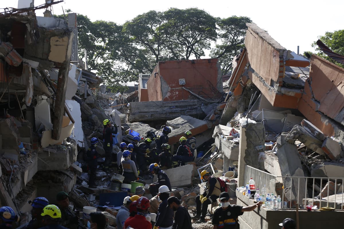 Integrantes de organismos de socorro buscan personas desaparecidas en los escombros del edificio Torres del Limonar tras el terremoto de magnitud 7,4 que sacudió la víspera la mayor parte de Colombia, este martes en Cali (Colombia). // Foto: EFE/ Ernesto Guzmán