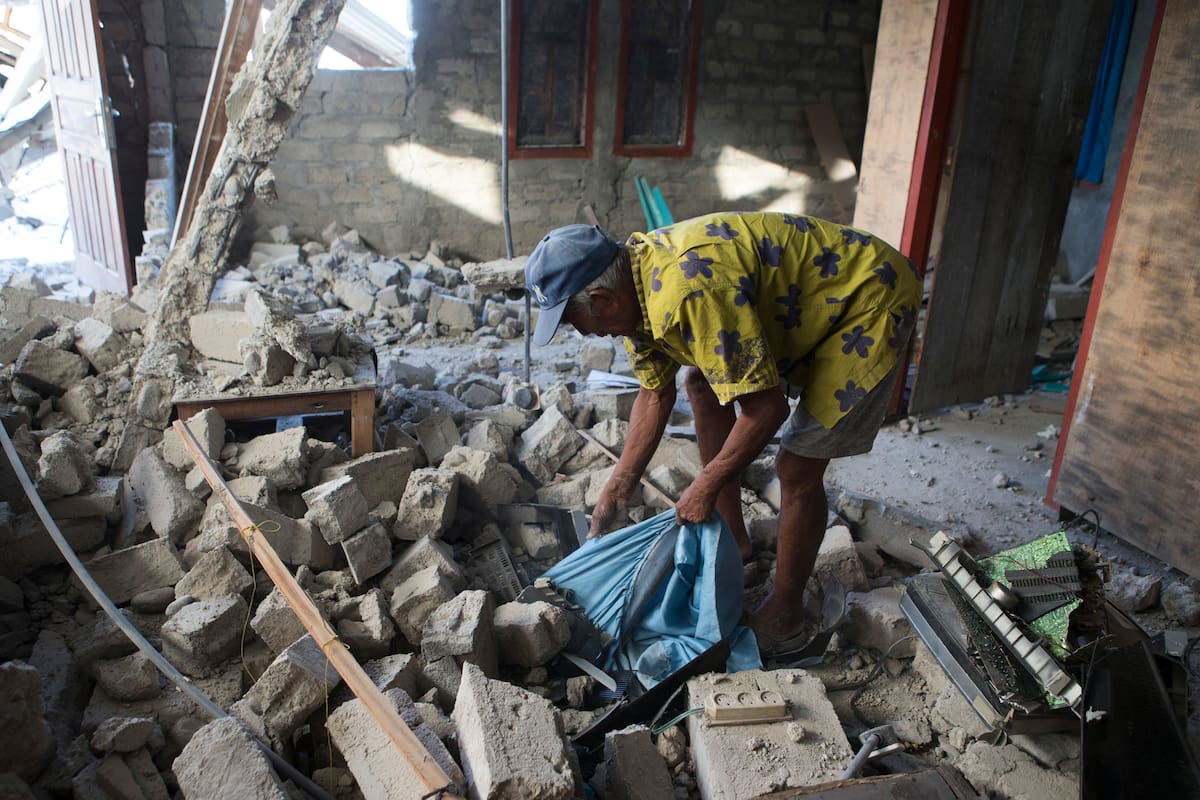 Edificaciones devastadas tras el terremoto en Indonesia. // Foto: AP/Firdia Lisnawati