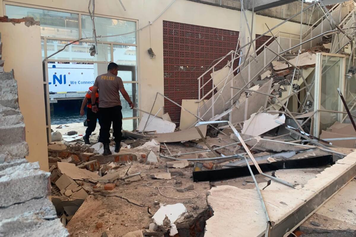 Daños estructurales en edificaciones de Indonesia tras terremoto. // Foto: AP.