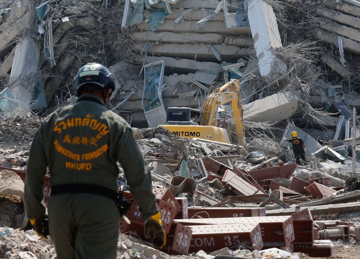 Equipos de rescate trabajan en Birmania tras el poderoso terremoto. //EFE