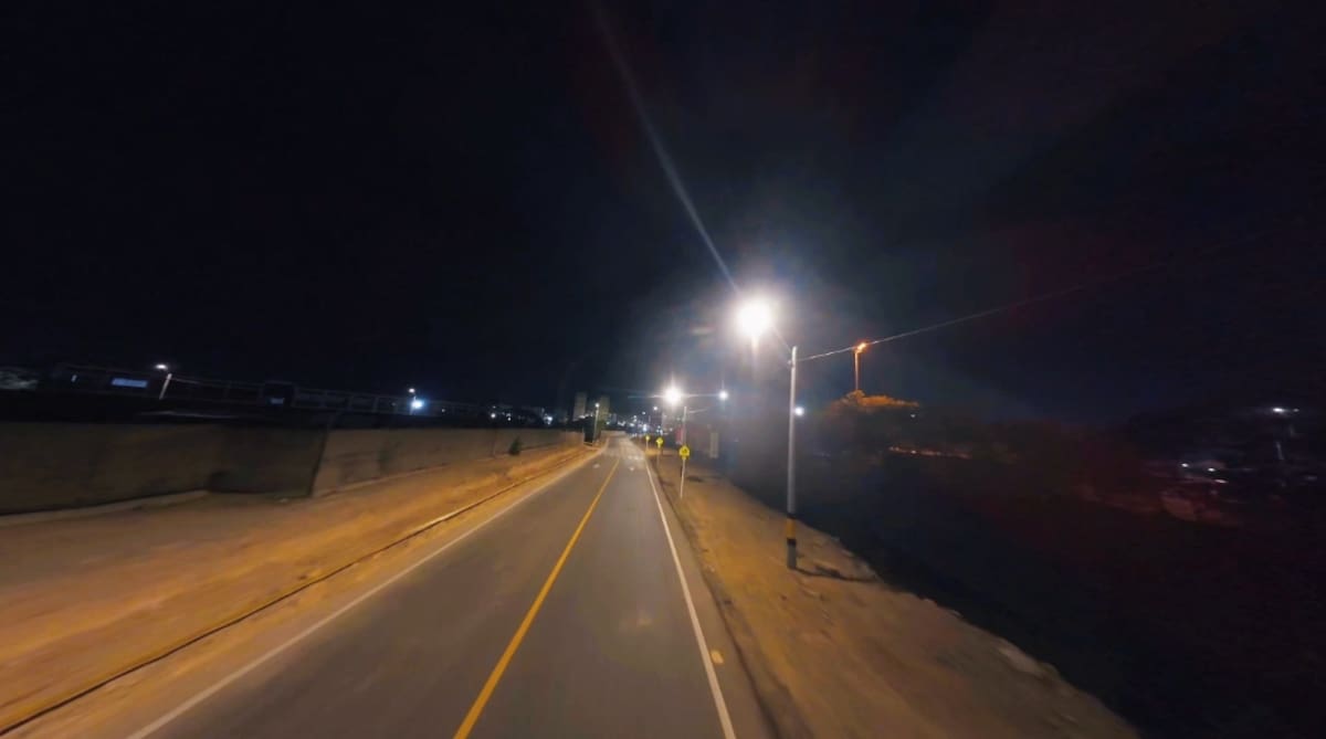 La Conexión Territorio Mío - Parque Heredia, segunda vía complementaria del Intercambiador de La Carolina, ya cuenta con alumbrado público. // Foto: Pantallazo de video.