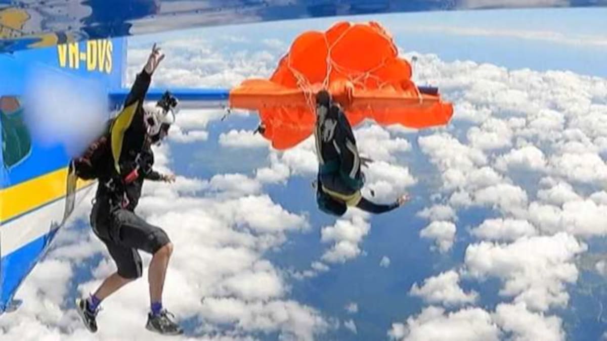 Paracaidista se enreda en la cola de una aeronave durante maniobra. // Foto: captura de video.