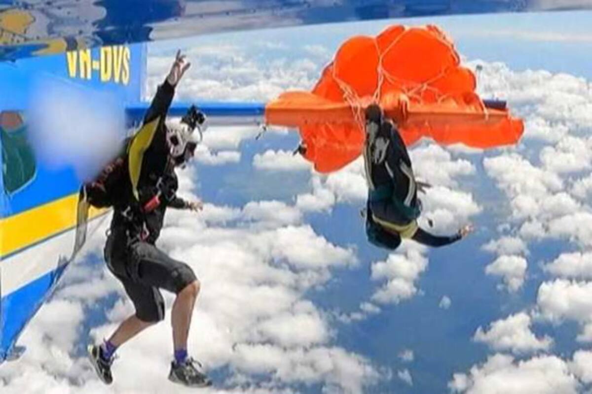 Dramático incidente: paracaidista cuelga de un avión en pleno salto