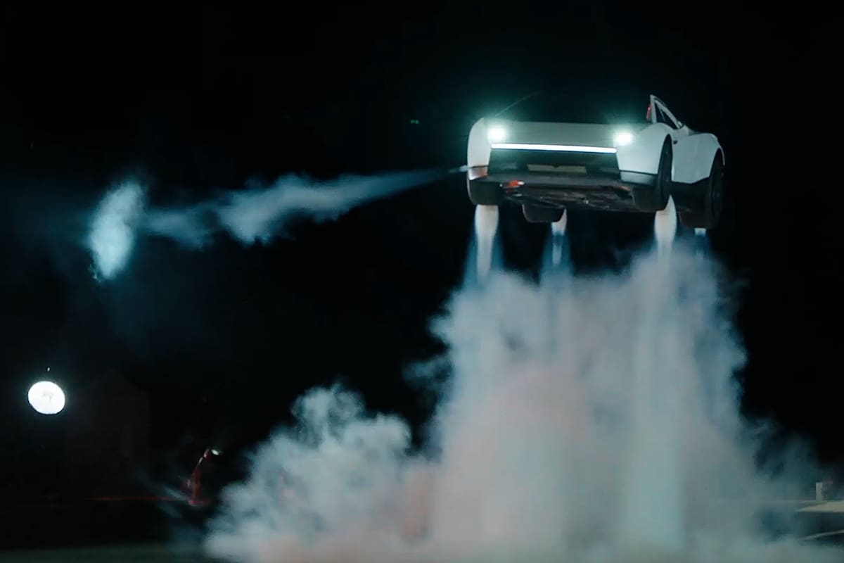 Captura de video tomada de la cuenta en X @Tesla de la empresa Tesla en la que se ve la nueva generación de su deportivo eléctrico Roadster, un vehículo equipado con propulsores desarrollados con tecnología de SpaceX que le permiten elevarse del suelo y realizar maniobras aéreas, además de acelerar de 0 a cerca de 100 kilómetros por hora en menos de un segundo. // Foto: EFE/ @Tesla /SOLO USO EDITORIAL/ SOLO DISPONIBLE PARA ILUSTRAR LA NOTICIA QUE ACOMPAÑA (CRÉDITO OBLIGATORIO)
