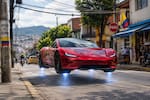 Tesla Roadster: las redes recrean cómo le iría al nuevo carro volador de Musk en Colombia