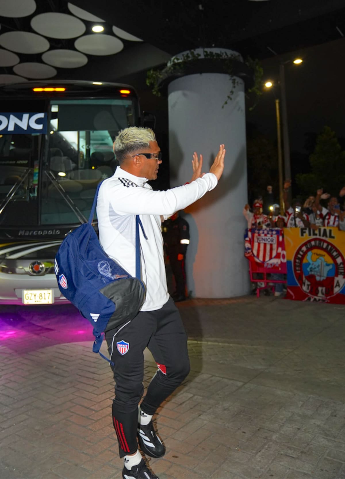 Teófilo Gutiérrez saludando a los hinchas de Junior que llegaron a esperarlos en las afueras del hotel sonde está concentrado para el juego de esta martes ante Sporting Cristal del Perú.//Cortesía @JuniorClubSA.