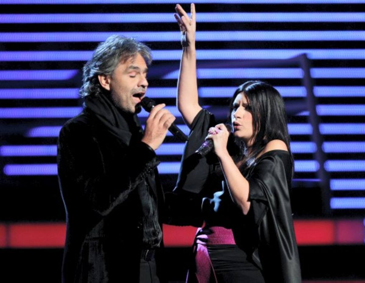 El tenor italiano Andrea Bocelli (izquierda) con Laura Pausini.