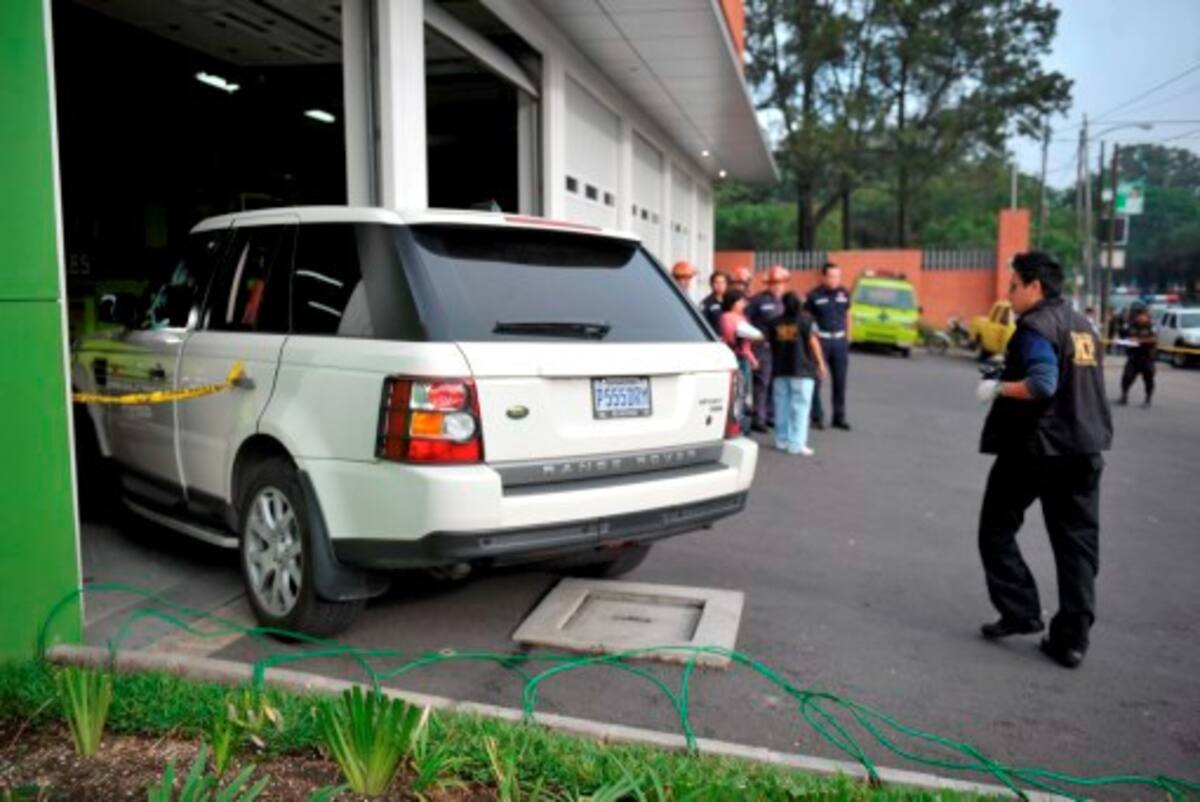 Según las primeras informaciones, el empresario Henry Fariñas (quien conducía esta camioneta) intentó ocultarse en una estación de bomberos cuando se sintió herido. Johan ORDONEZ/AFP