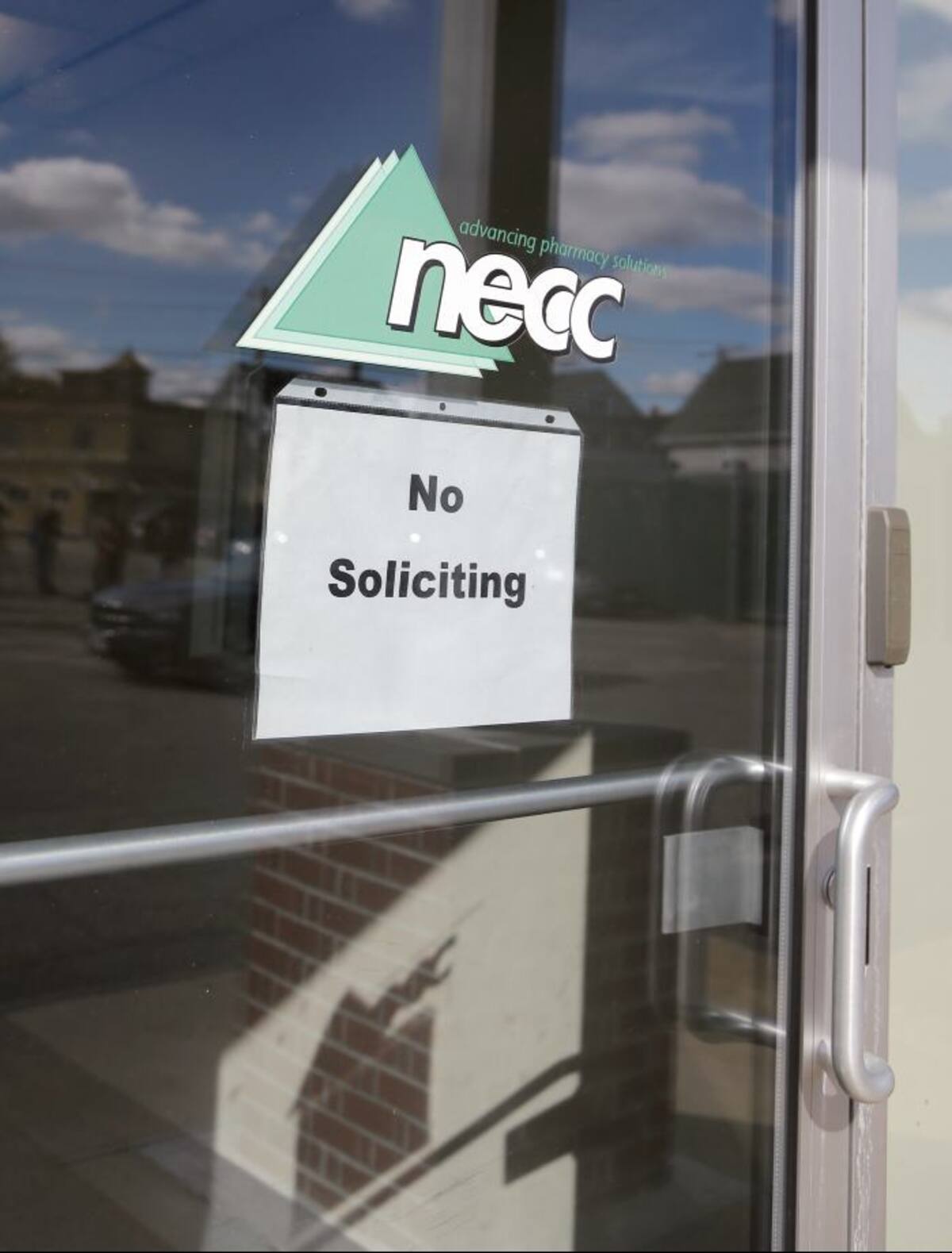 La Administración de Alimentos y Medicinas (FDA por sus iniciales en inglés) dijo que no conoce todavía la envergadura de la contaminación bacteriana descubierta en medicamentos de New England Compounding Center que fueron retirados del mercado. AP Elise Amendola