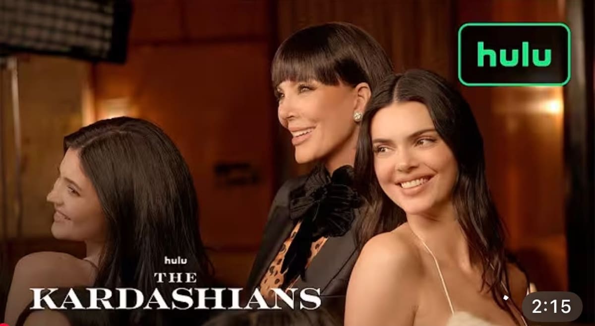 La empresaria recordó una historia de su infancia durante un episodio de The Kardashians, en el que su hermana Kylie también confirmó la anécdota.//Foto:(Hulu/YouTube tráiler oficial)
