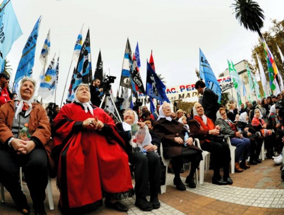 Madres de Plaza de Mayo en Argentina, rozadas por escándalo. AFP