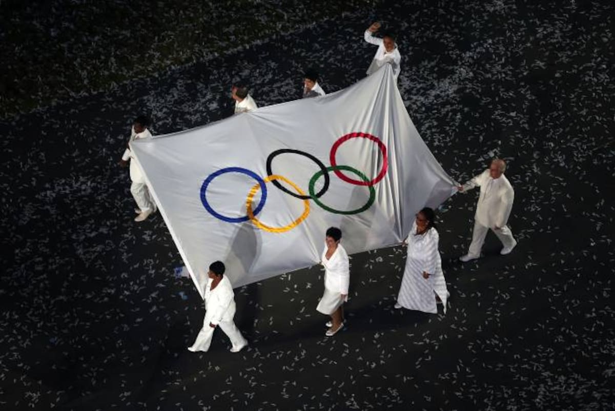 La ambientalista y ex candidata presidencial Marina Silva brasileña portó la bandera de los cinco aros. AP