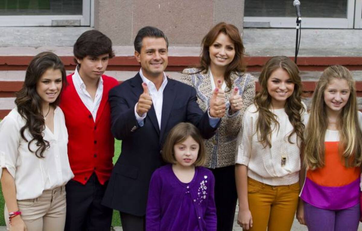 El presidente electo, su esposa y los hijos de ambos. AFP